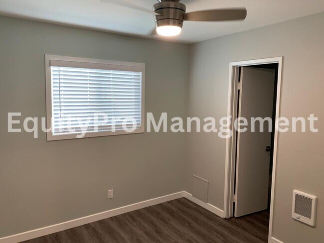 Foto del edificio - 7041 Pickering Ave