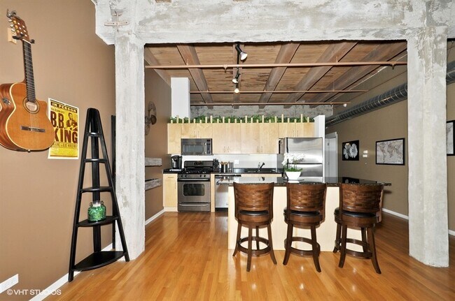 Building Photo - 333 S Desplaines St