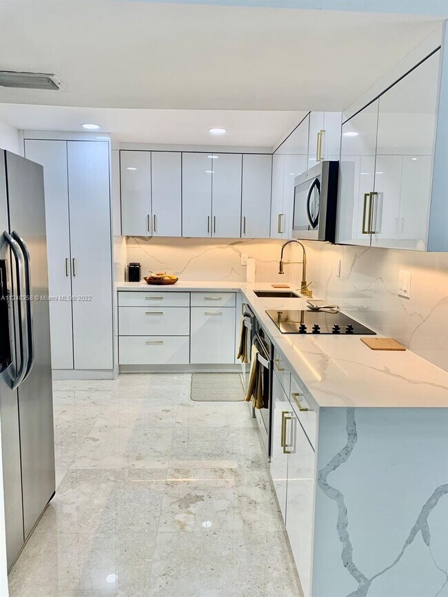 Building Photo - 1420 Brickell Bay Dr