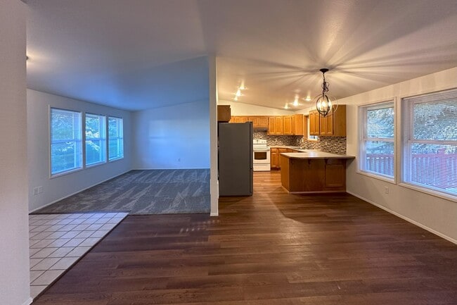 Building Photo - Nice 3 bd Rambler Availalbe for move in Oc...