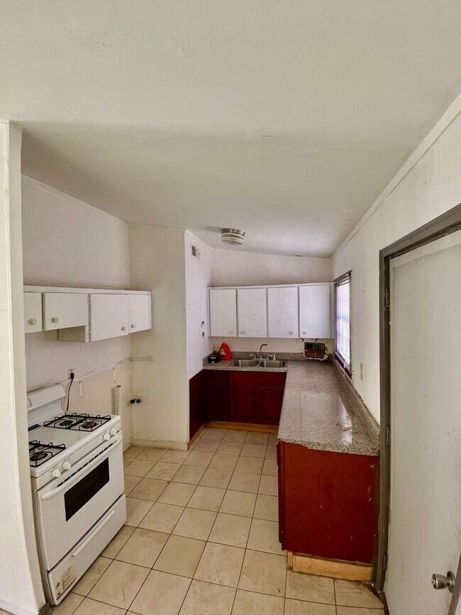 Building Photo - Cute Home and Move-in Ready