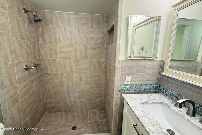 Foto del edificio - 544 Biscayne Dr