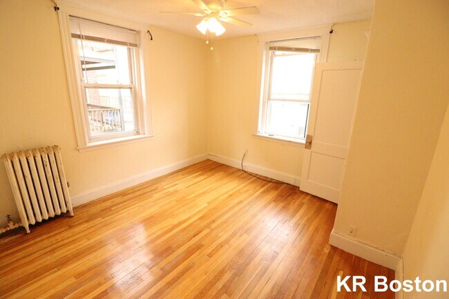 Building Photo - 11 Barrows St
