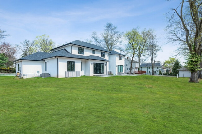 Building Photo - 160 Columbus Dr