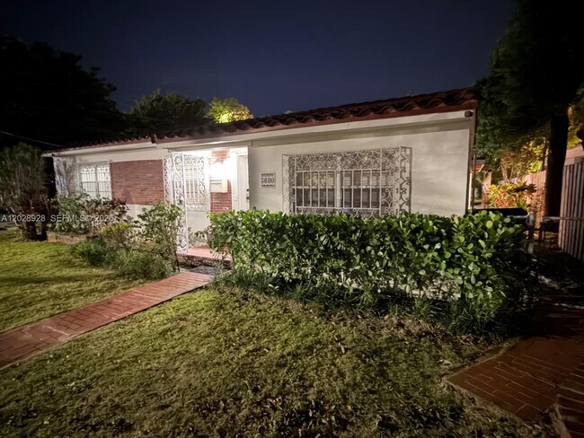 Foto del edificio - 3600 SW 26th St
