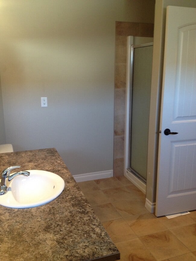 Building Photo - 4 Bed 3 Bath Unit in Carstairs, AB