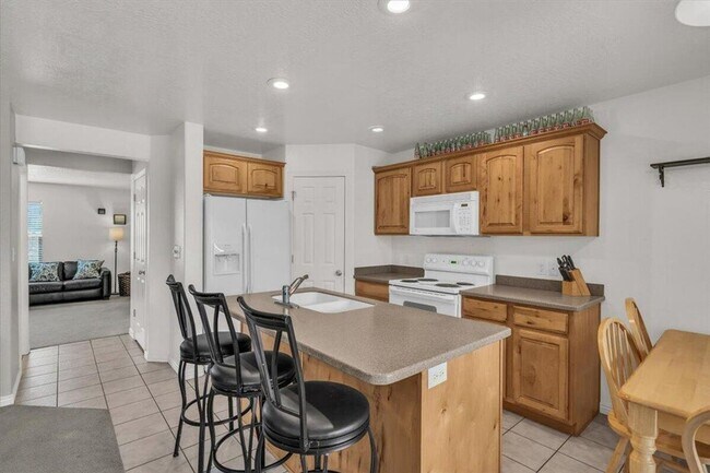 Building Photo - Hidden Valley Townhome!! END UNIT!