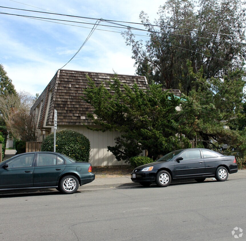 Primary Photo - Fourplex