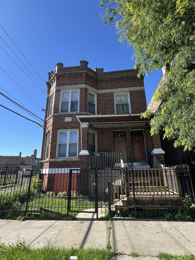 Building Photo - 4817 W Gladys Ave