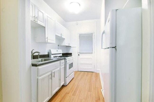 Building Photo - 1335 W Touhy Ave