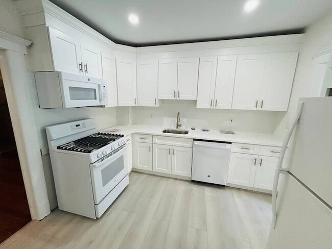 Foto del edificio - 133 Berry Hill Rd