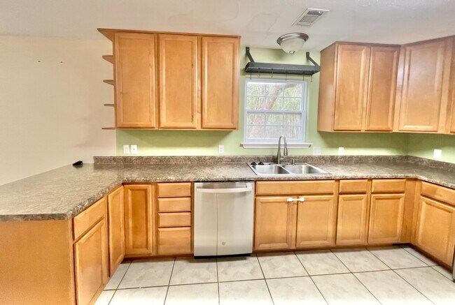Foto del edificio - 70 Cypress Ln