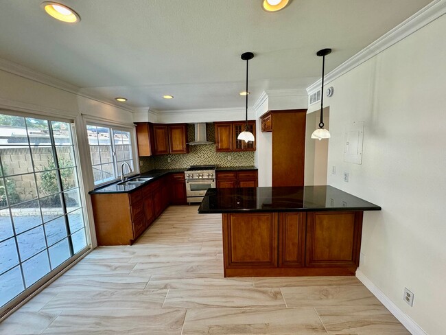 Building Photo - Beautiful 3 Bedroom, 3 Bathroom Townhome i...