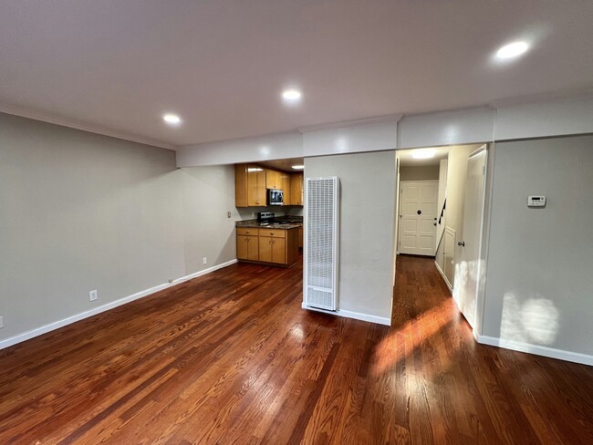 Building Photo - 2047 Montecito Ave