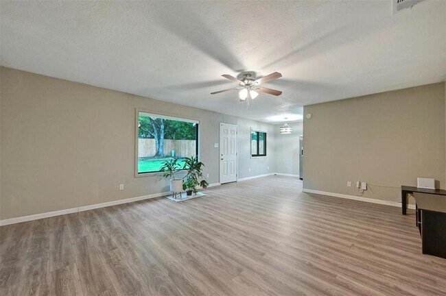 Building Photo - 7202 Barnsdale Way