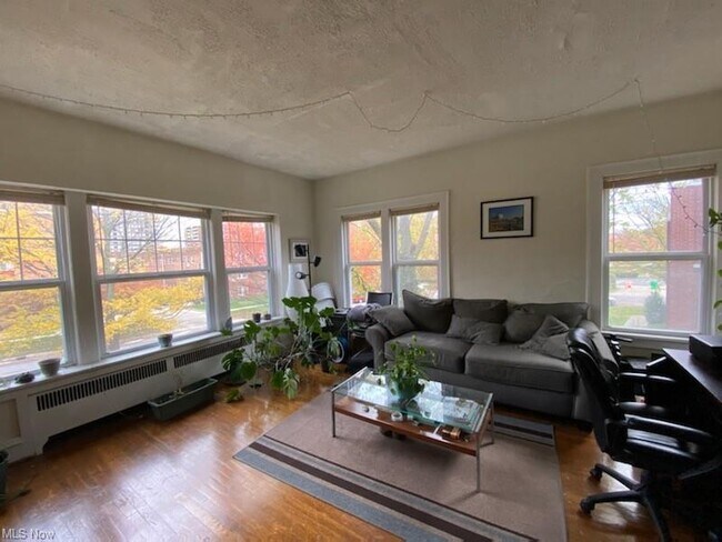 Foto del edificio - 12047 Lake Ave