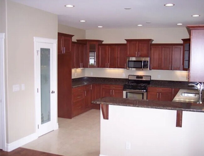 Building Photo - Beautiful 3 Bedroom in Private Community!