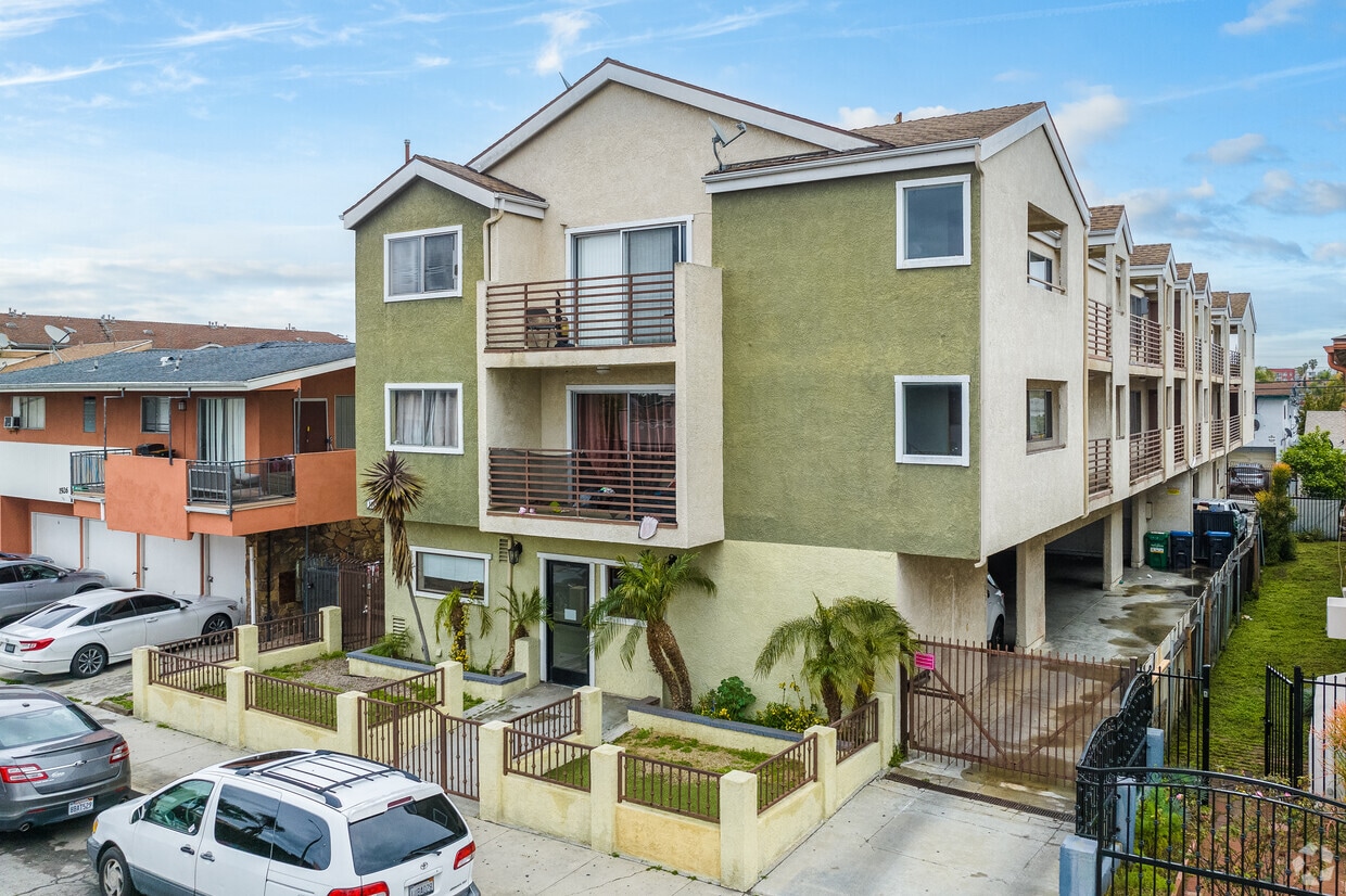 1918 Chestnut Ave | 12-Unit Apartment Building Boasting the Largest SF Units in the Area - 1918 Chestnut Ave