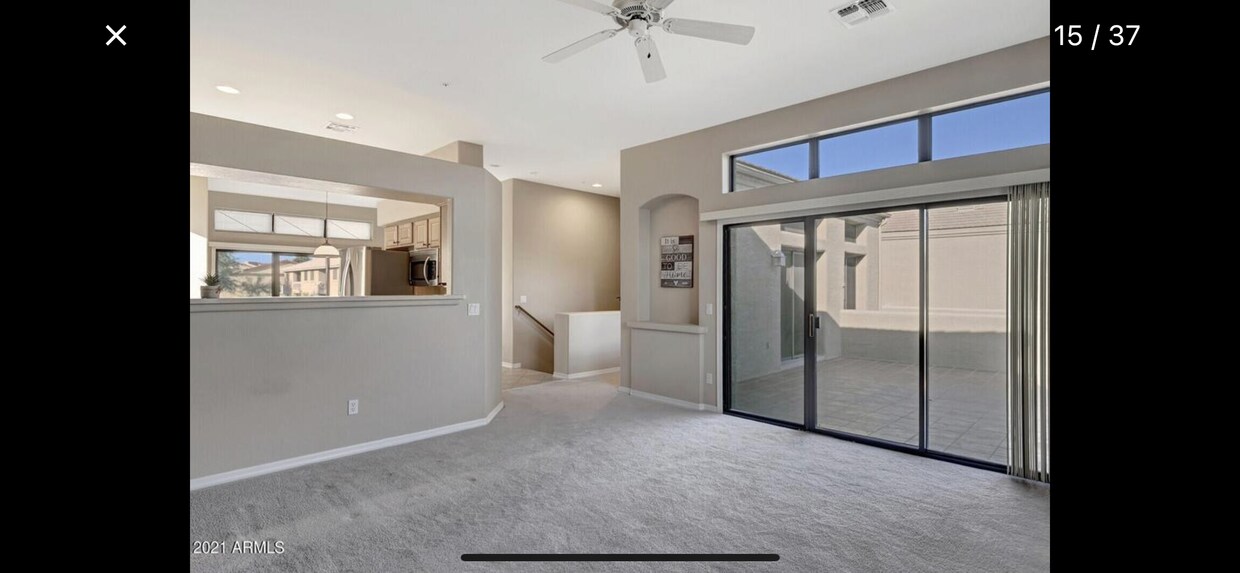 Sala de estar con vista a la cocina & terraza - 13606 N Cambria Dr
