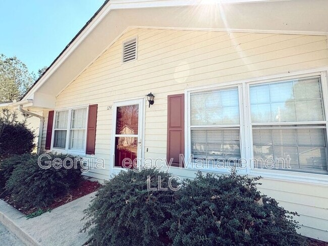 Building Photo - 125 Creek Side Dr