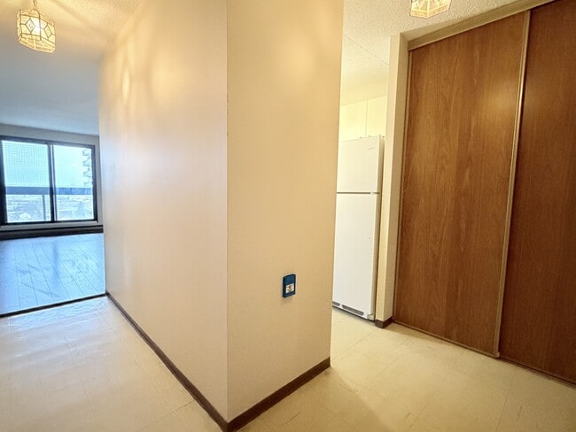 Building Photo - 1653 Ouellette Ave