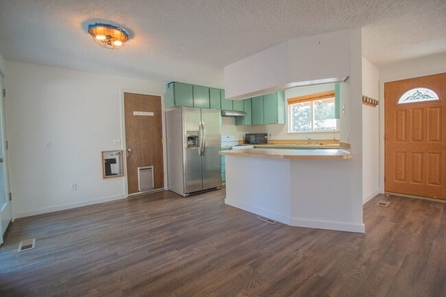 Building Photo - Darling single level 3 bedroom 1 bath, large fenced backyard, single car garage