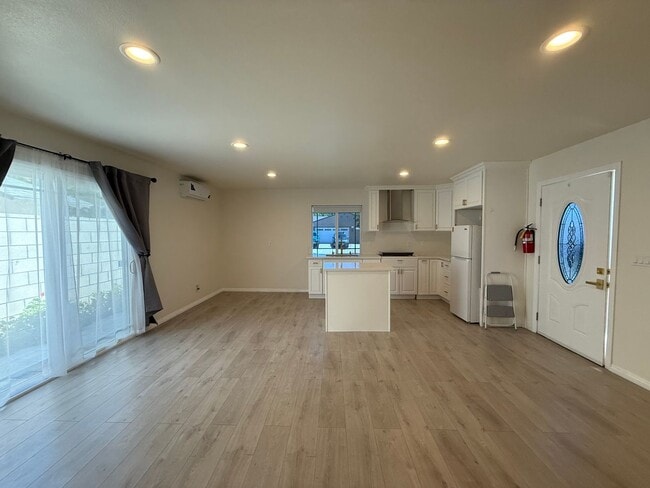 Building Photo - Studio ADU apartment in the center of Simi...