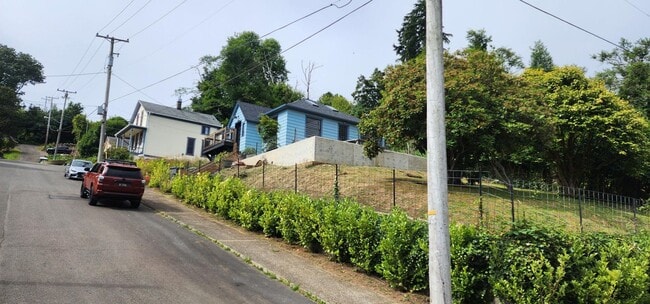 Building Photo - A Beautiful Home with Great Views!