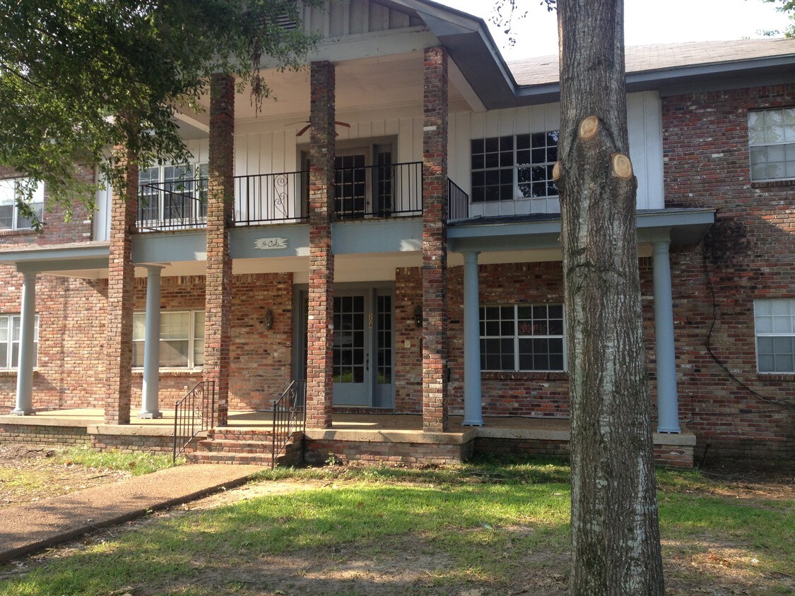 208 E Center St, Canton, MS 39046 Apartments in Canton, MS