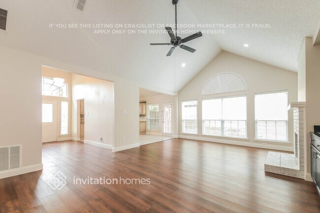 Foto del edificio - 2710 Honeysuckle Dr