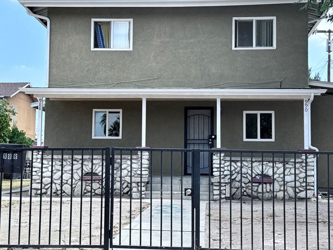 Foto principal - Newly Renovated 3 Bed, 3 Bath Ground Floor...