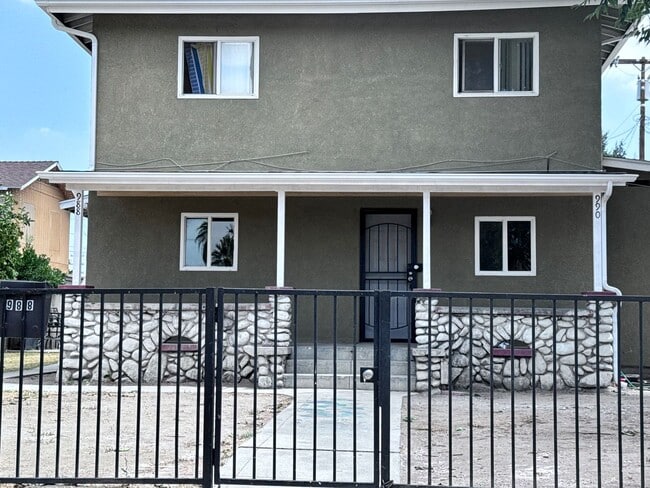 Building Photo - Newly Renovated 3 Bed, 3 Bath Ground Floor Unit in the Heart of Pomona; Modern, Efficient, and Mo...