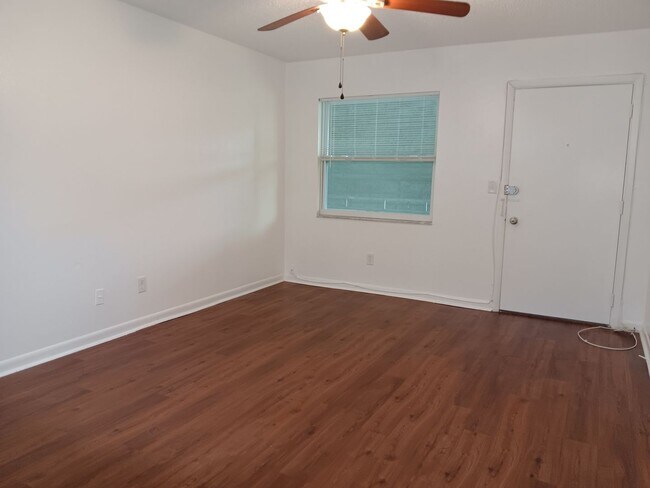 Foto del edificio - Cozy 2nd floor apartment near 4th St corridor