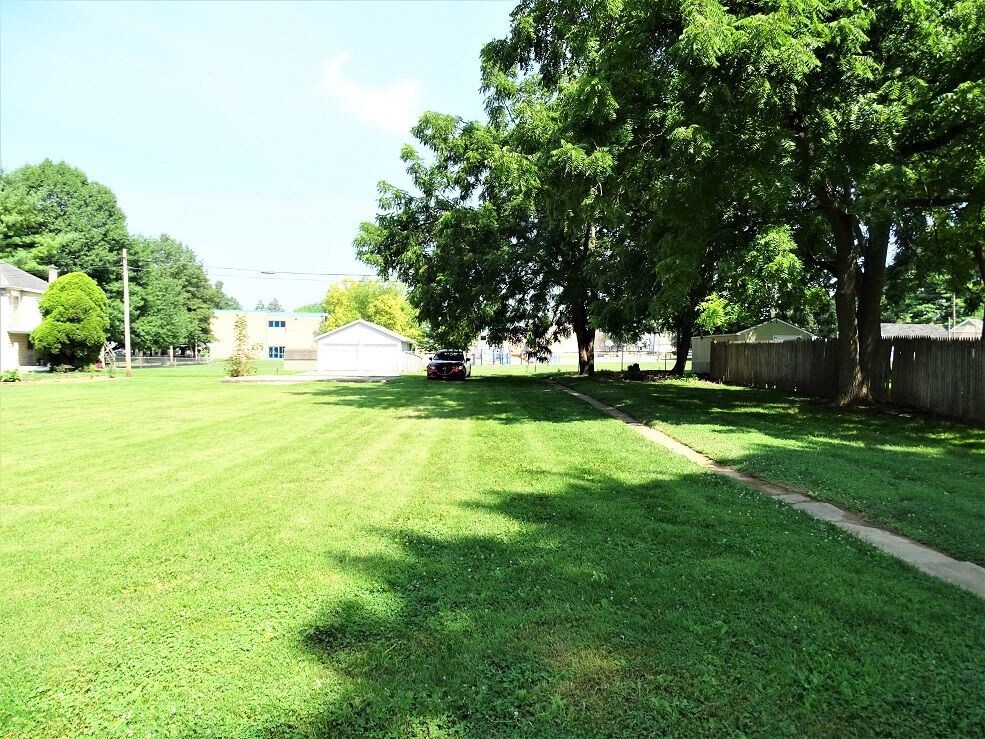 242 W Stiegel St, Manheim, PA 17545 Room for Rent in Manheim, PA