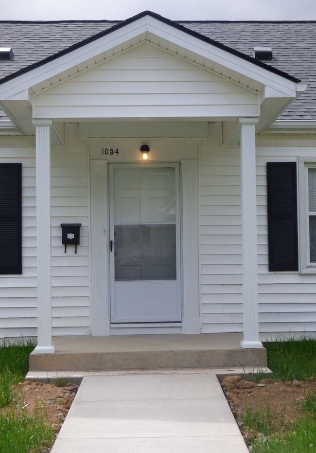 Building Photo - Beautiful, Renovated House! HW & LVT Floor...