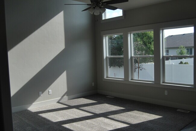 Building Photo - 1147 Villa Vista Dr