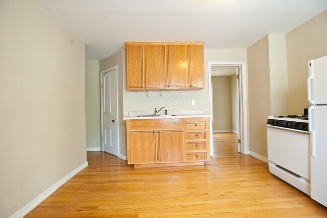 Foto del edificio - 2429-2431 N. Farwell Ave