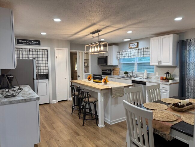 Modern kitchen with full-size appliances, microwave, and everything you need - 1117 Henrietta Dr