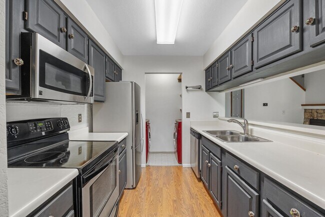 Foto del edificio - Spacious 3BR/3BA Condo w/ Loft & Vaulted Ceilings!