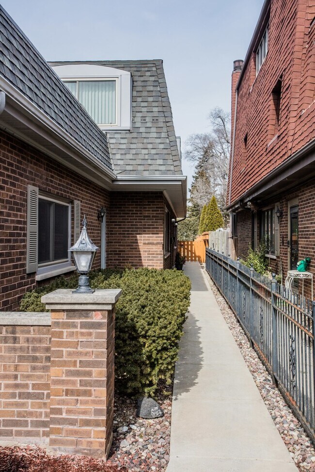 Building Photo - 431 N Northwest Hwy