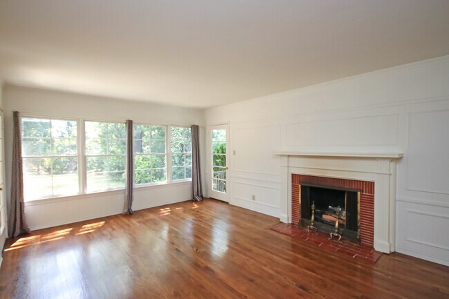 Building Photo - 1522 N Altadena Dr