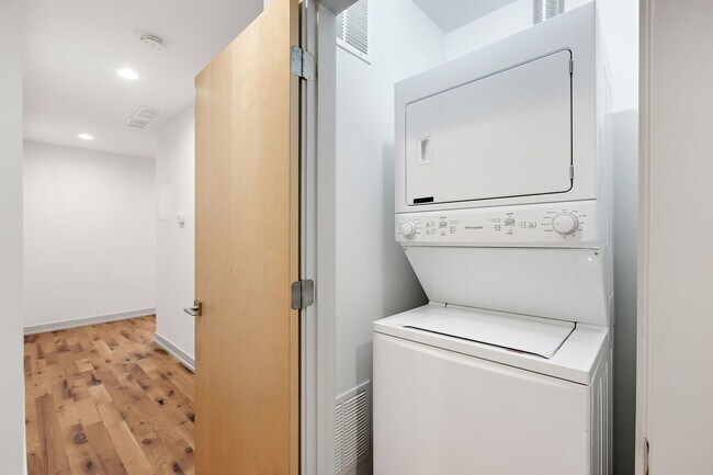 Building Photo - 321 E 44th St