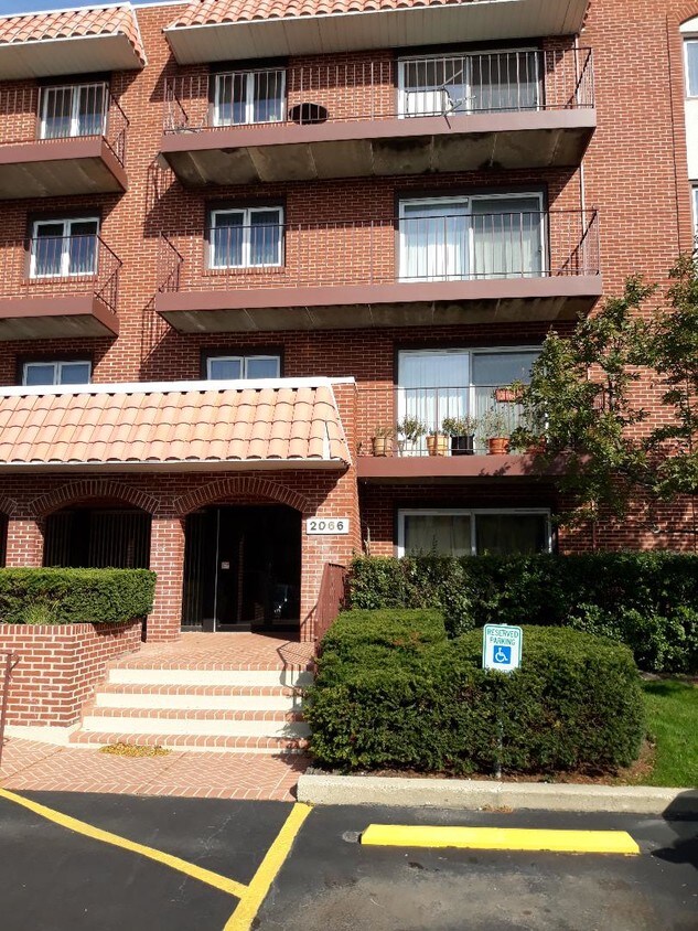 2066 St Johns Ave, Highland Park, IL 60035 Condo for Rent in Highland