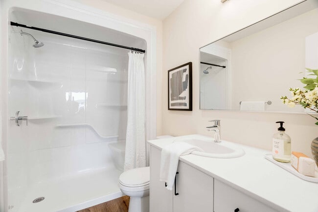 Building Photo - Amazing Corner 2 bed 2 bath. Lots of natural light!