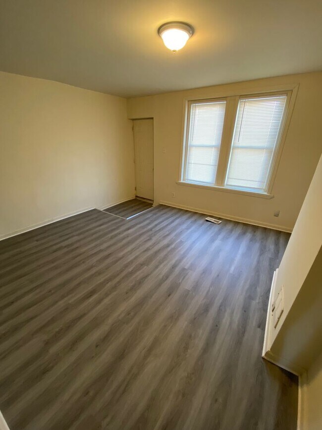 Building Photo - Spacious Home On Fantastic Block In German...
