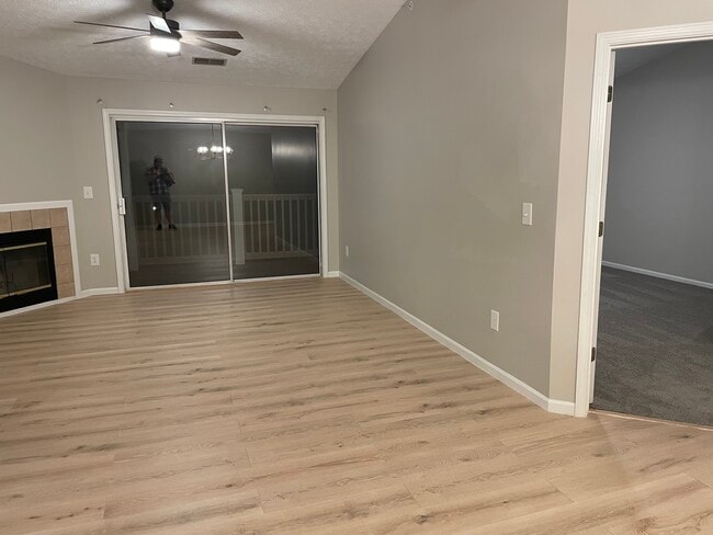 Spacious Living Room area - 400 Lakeview Dr