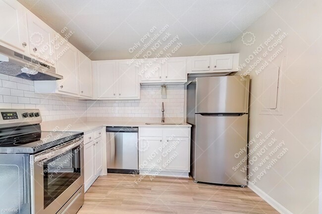 Building Photo - 2 br, 1.5 bath Townhome - 525 Stinson Dr A...