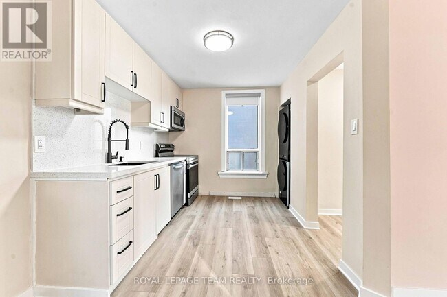 Building Photo - 13 Balsam St