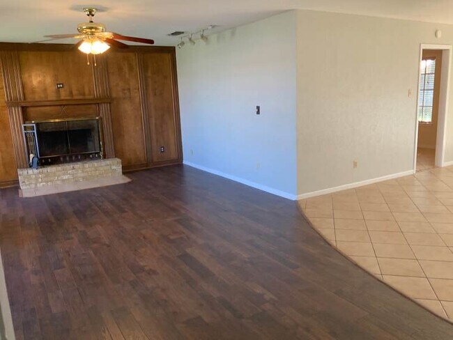 Foto del edificio - Spacious 4 bedroom 2 bath with lots of par...