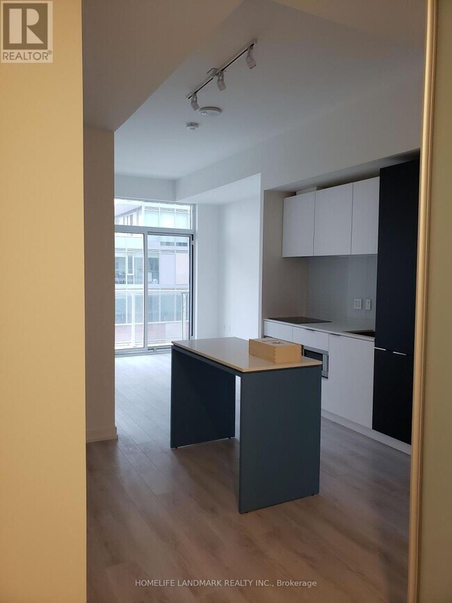 Photo du bâtiment - 33 Helendale Ave